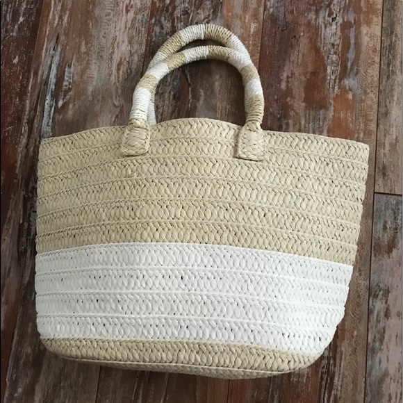 3/$10.  Altru Straw purse - Picture 1 of 4